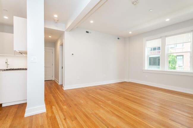 Building Photo - 20 Forest St