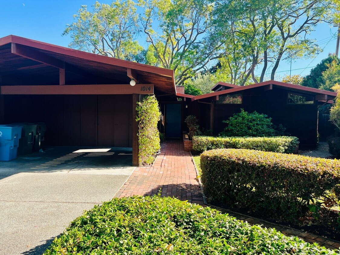 Foto principal - Stunning 4 Bed 2 Bath Eichler near Midtown...