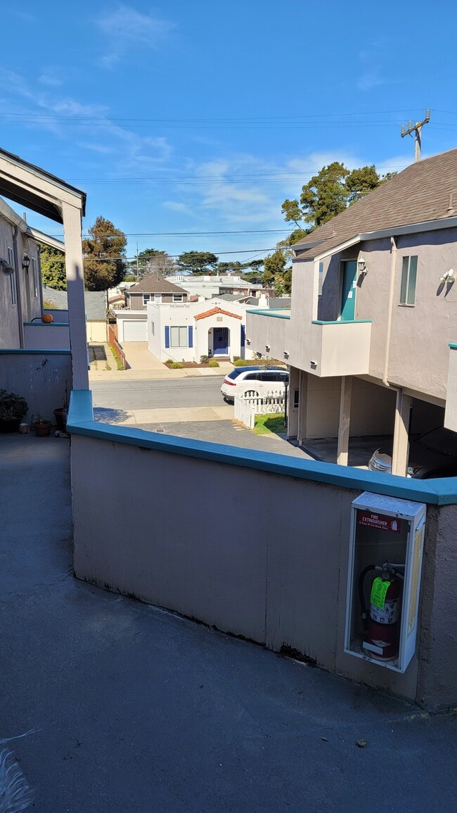 FRONT ENTRY - 1220 2nd St