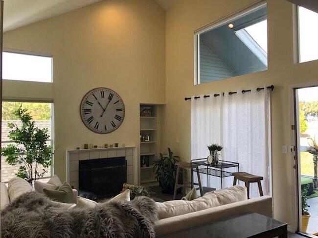 Building Photo - Desirable Redwood Shores Townhouse