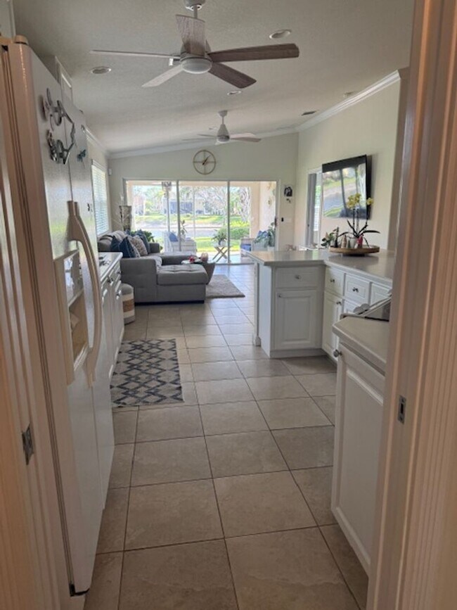Building Photo - ** SEASONAL RENTAL AVAILABLE DEC-APRIL AT ...