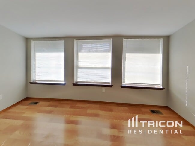 Building Photo - 835 S 76th St