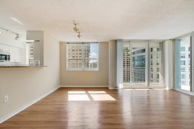 Building Photo - 1111 Brickell Bay Dr