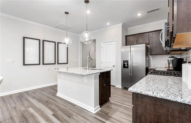Foto del edificio - 823 Falls Grove Trl