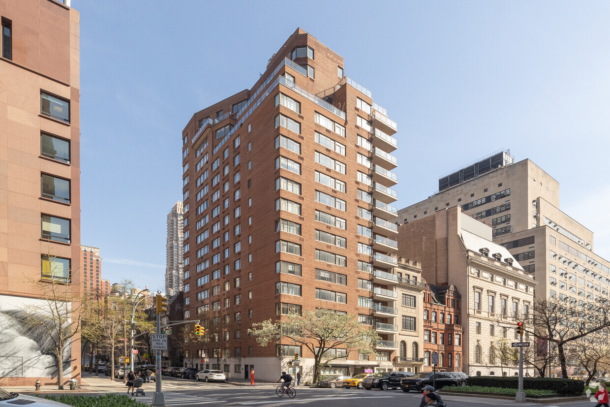 Primary Photo - 715 Park Ave