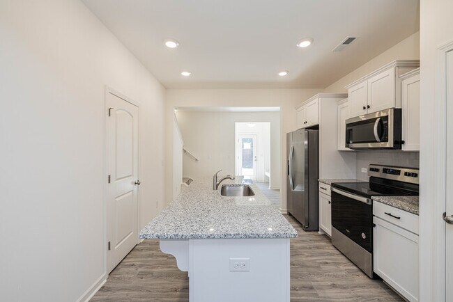 Foto del edificio - Beautiful Modern 2-Bedroom Townhome -AVAILABLE SEPTEMBER 2026