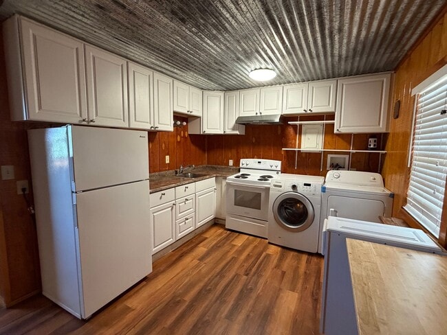 Building Photo - Cozy Studio House For Rent!