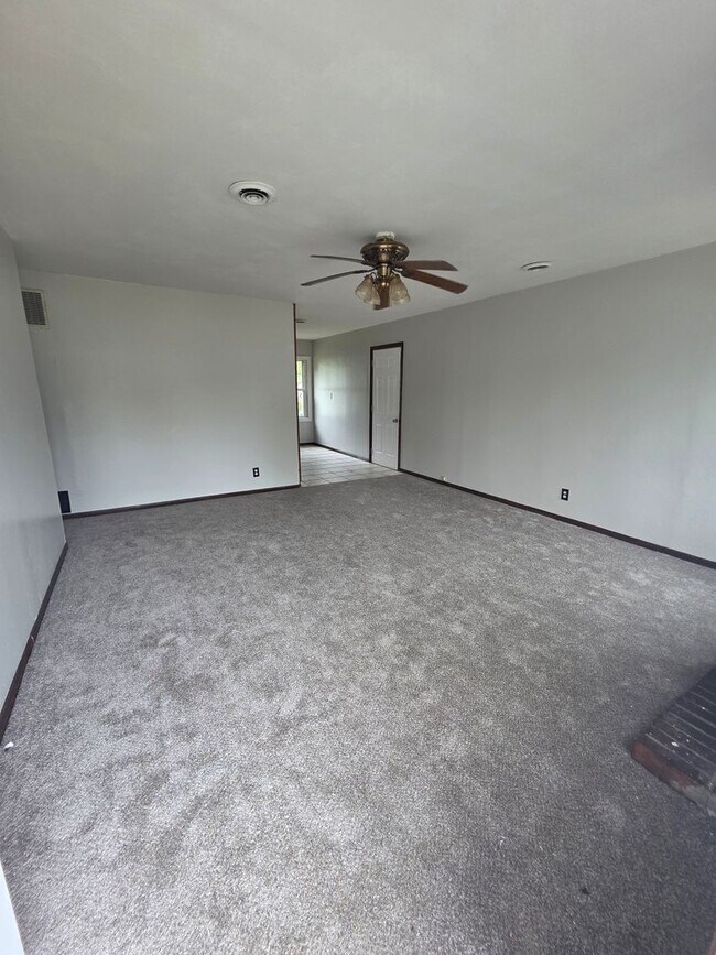 Building Photo - Nice 3BD/1BA