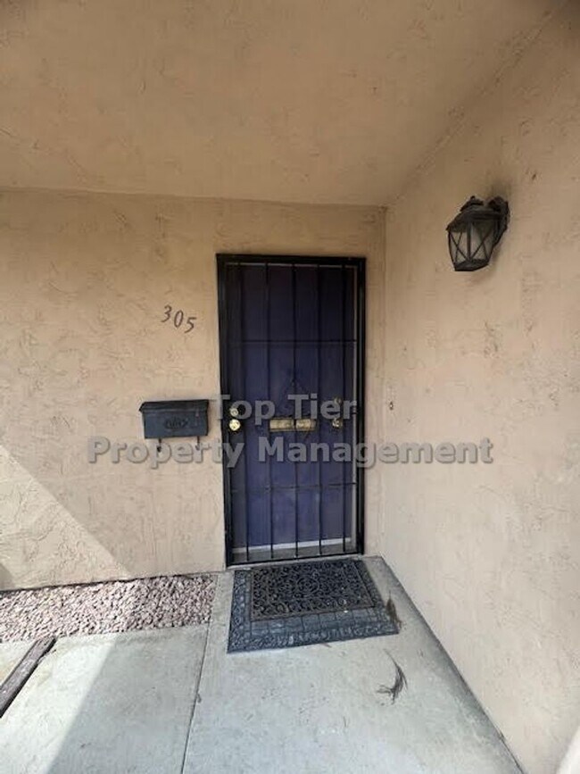 Foto del edificio - Rare Lower Unit with Stunning Views & In-Unit Laundry