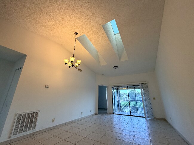 Foto del edificio - 2521 NW 56th Ave