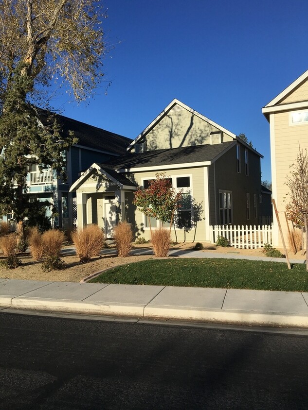 Primary Photo - Large 3/2.5/2 Home on Virginia Lake in Gle...
