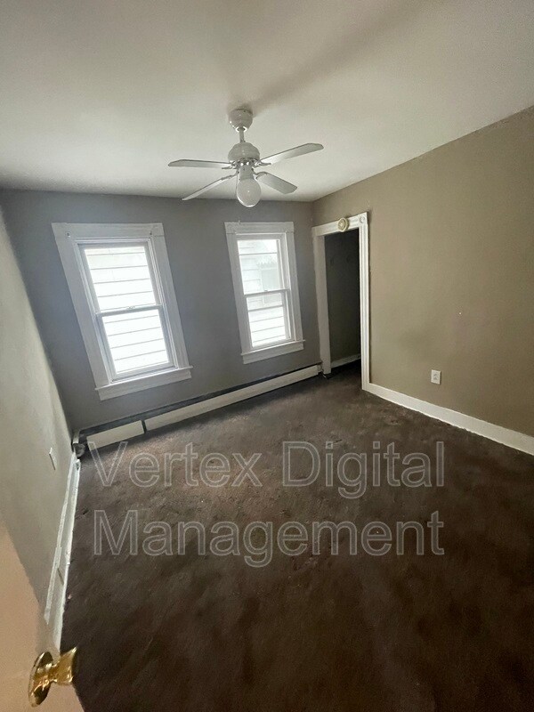 Foto del edificio - 913 Sanderson Ave