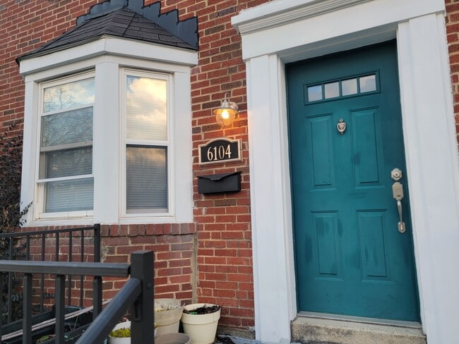 Foto del edificio - 6104 Parkway Dr