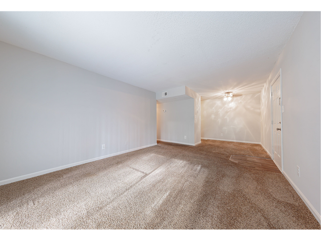 Building Photo - Spacious 2 Bedroom Apartment | Lease Now F...