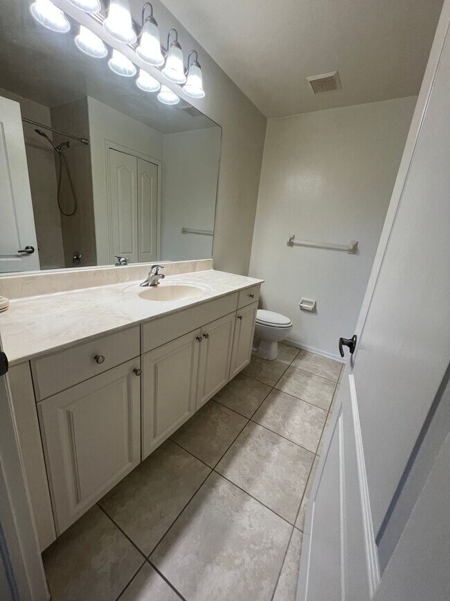 Foto del edificio - spacious townhouse.2 Bedrooms with 2-1/2 bathrooms