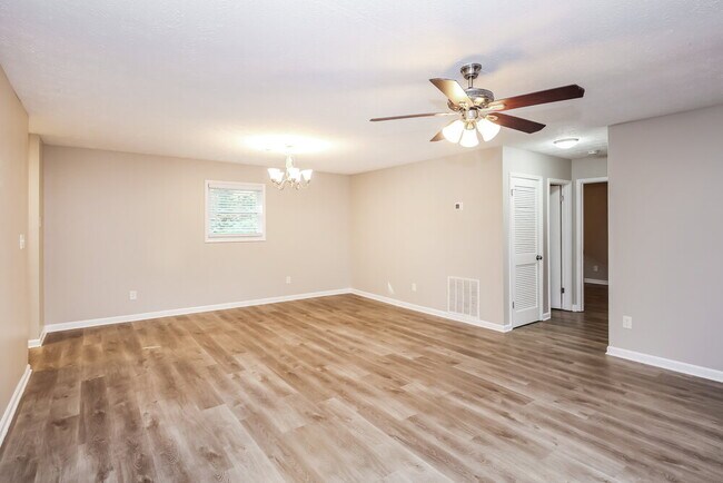 Building Photo - 549 Village Run