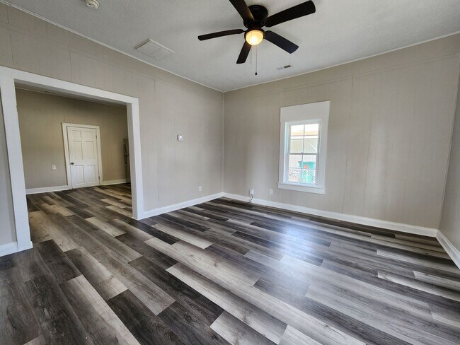 Foto del edificio - Spacious 1-Bedroom, 1-Bathroom Home AVAILABLE NOW!!