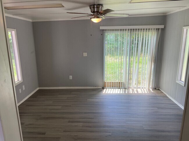 Foto del edificio - 3/1 with Bonus Room near Dunn Ave!