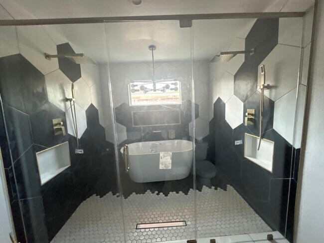 Building Photo - 4819 Lurline St