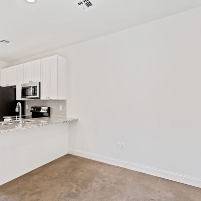 Building Photo - 1 Bed 1.5 Bath Condo Near Campus!