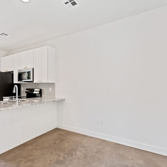 Foto del edificio - 1 Bed 1.5 Bath Condo Near Campus!