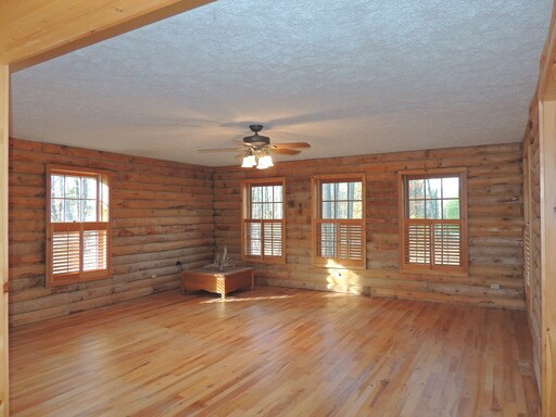 Foto del edificio - 817 N Lake Leelanau Dr
