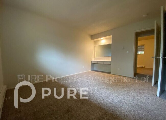 Building Photo - 2096 SE Pinelane St