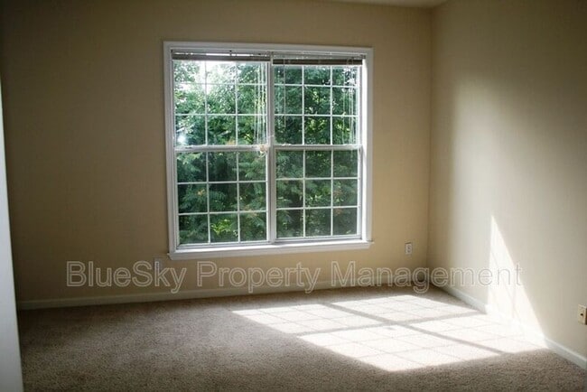 Building Photo - 300 Riverbend Dr