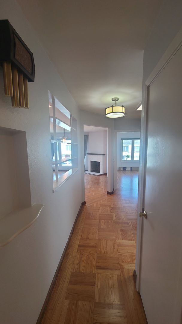 Building Photo - Fabulous full of light single family house...