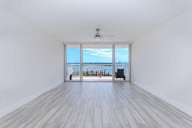 Building Photo - 18021 Biscayne Blvd