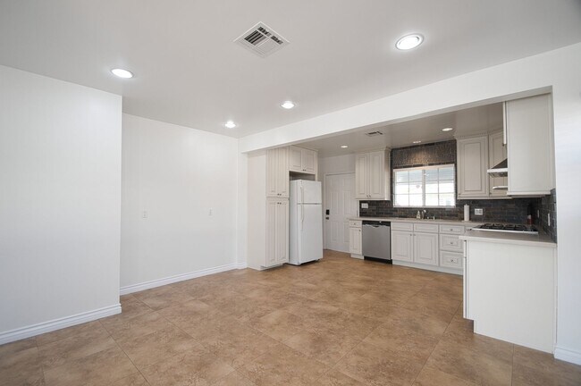 Building Photo - 2 Bed 2 Bath Home For Lease