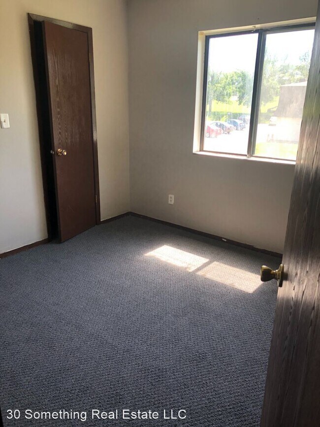 Building Photo - 2 br, 1 bath Apartment - 1220 Meadow Ln