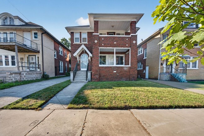 Building Photo - 2025 Calvert Ave