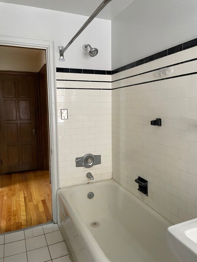 Full size tub/ shower - 2610 Cumberland Ave