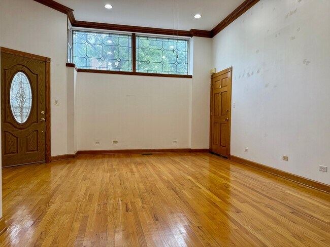 Foto del edificio - 1356 N Bell Ave
