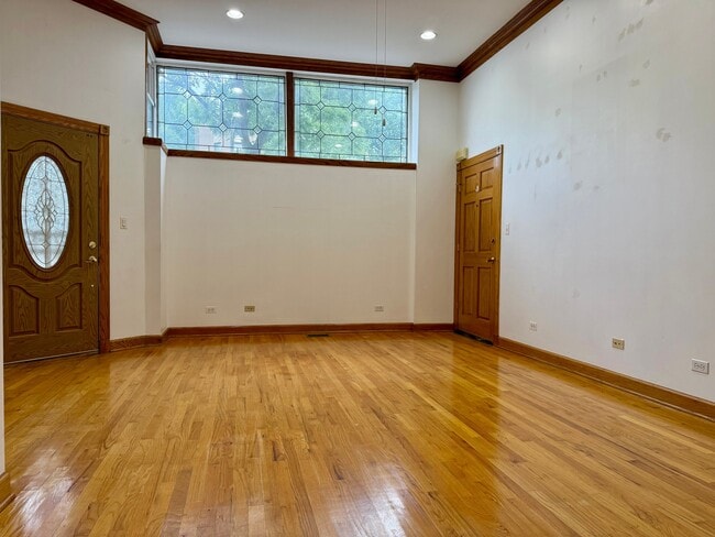 Building Photo - 1356 N Bell Ave