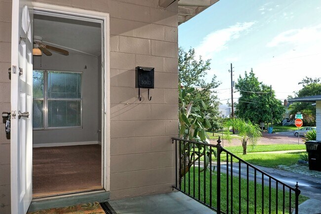 Building Photo - Cute Duplex near Downtown Available Now!