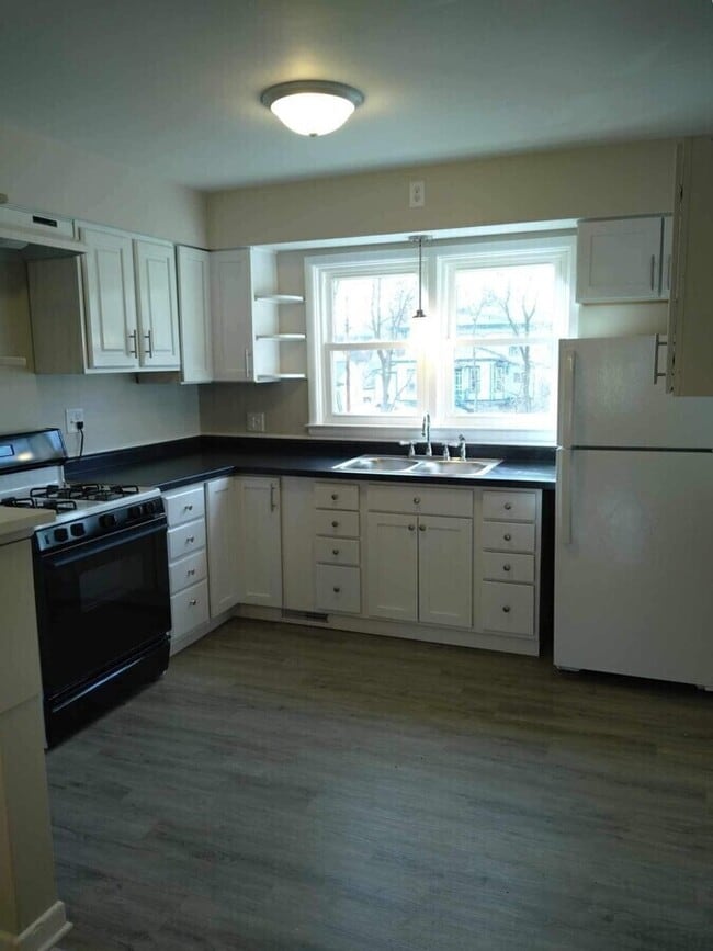 Building Photo - 217 W Cass St