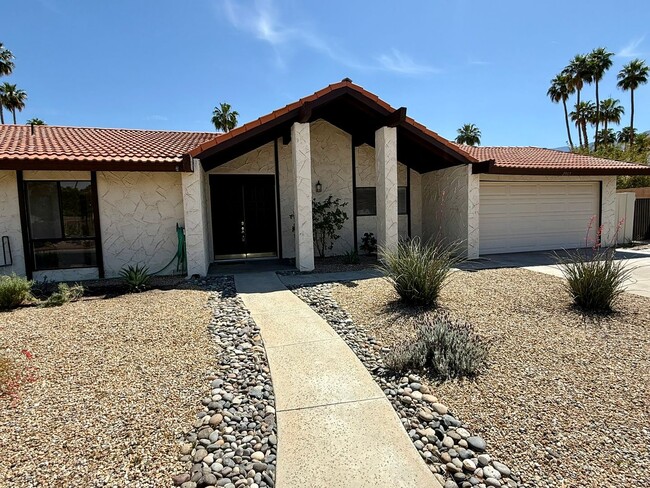 Building Photo - Spacious Pool Home In the Desired Los Comp...