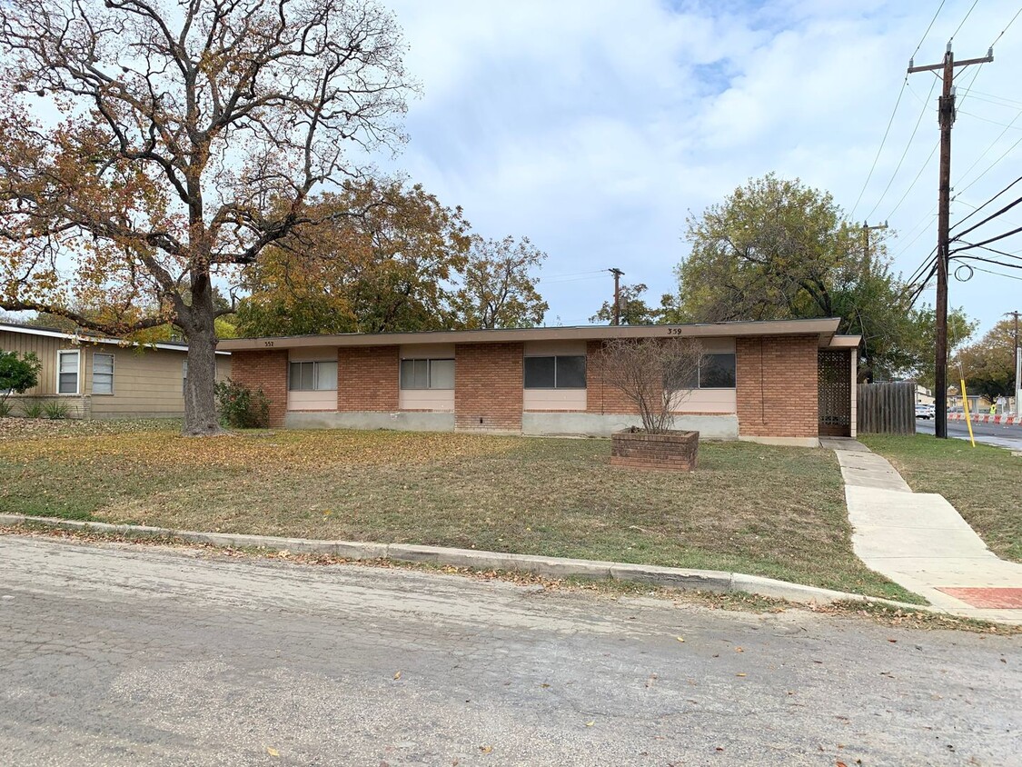 Primary Photo - COZY DUPLEX, NEAR SHOPPING & 281!