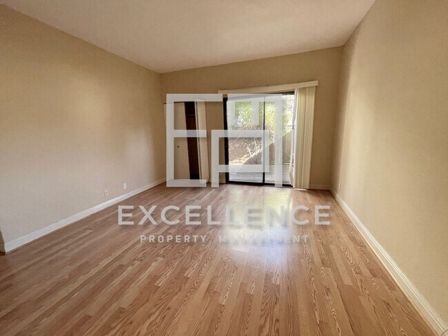 Foto del edificio - 2/2 Condo with 1 Car Garage, Wrap Around Patio, Fireplace, Granite Kitchen and Community Pool