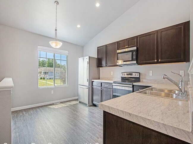 Foto del edificio - Spacious and well-maintained home for lease