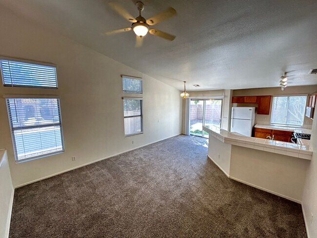 Foto del edificio - Cozy 3Bed/2Bath/2Car Residence located in beautiful Summerlin!