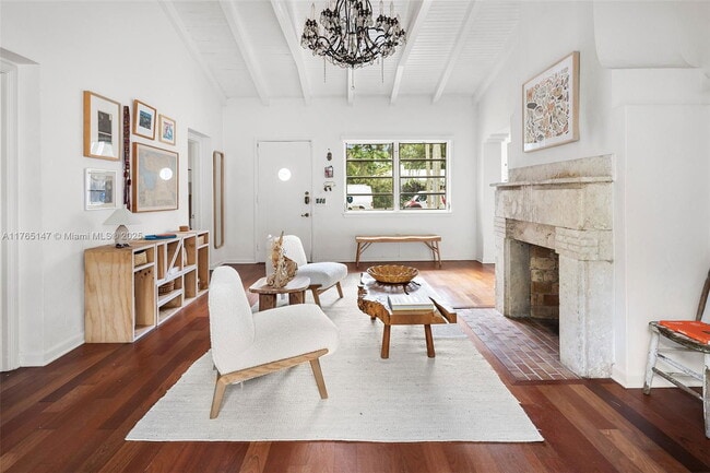Foto del edificio - 641 NE 57th St