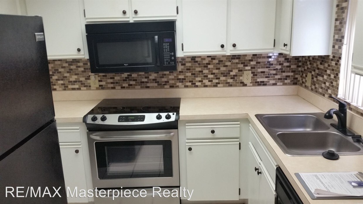 Building Photo - 1621 SE Green Acres Cir