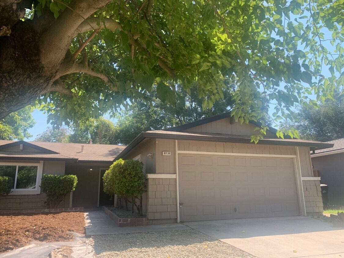Primary Photo - Wonderful and newly updated 3 bedroom 2 ba...