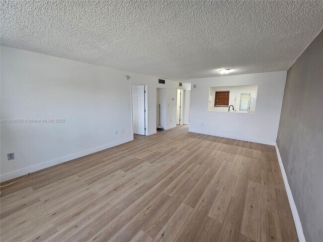 Foto del edificio - 3600 NE 170th St
