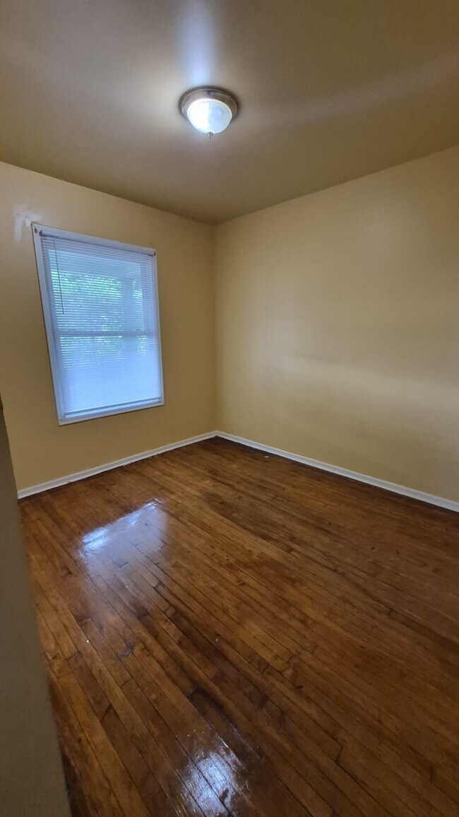 Foto del edificio - 3834 N Port Washington Rd