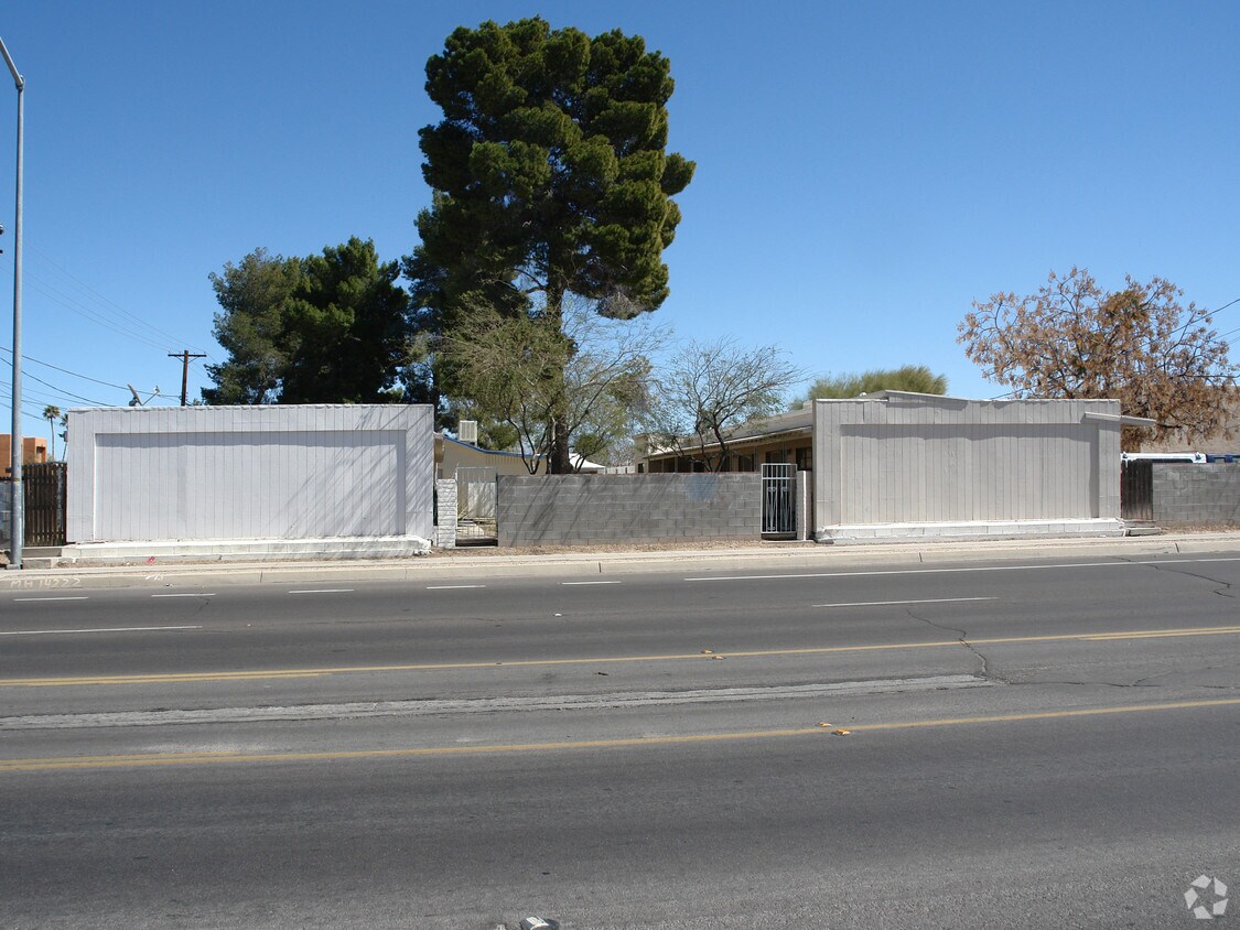 Primary Photo - 2860-2872 N Alvernon Way