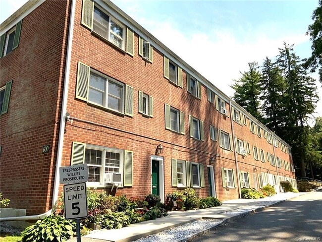 Building Photo - 600 Bedford Rd